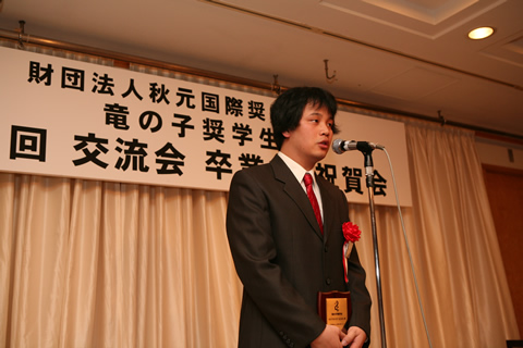 スピーチをしているグェン ヒュー クワンさん